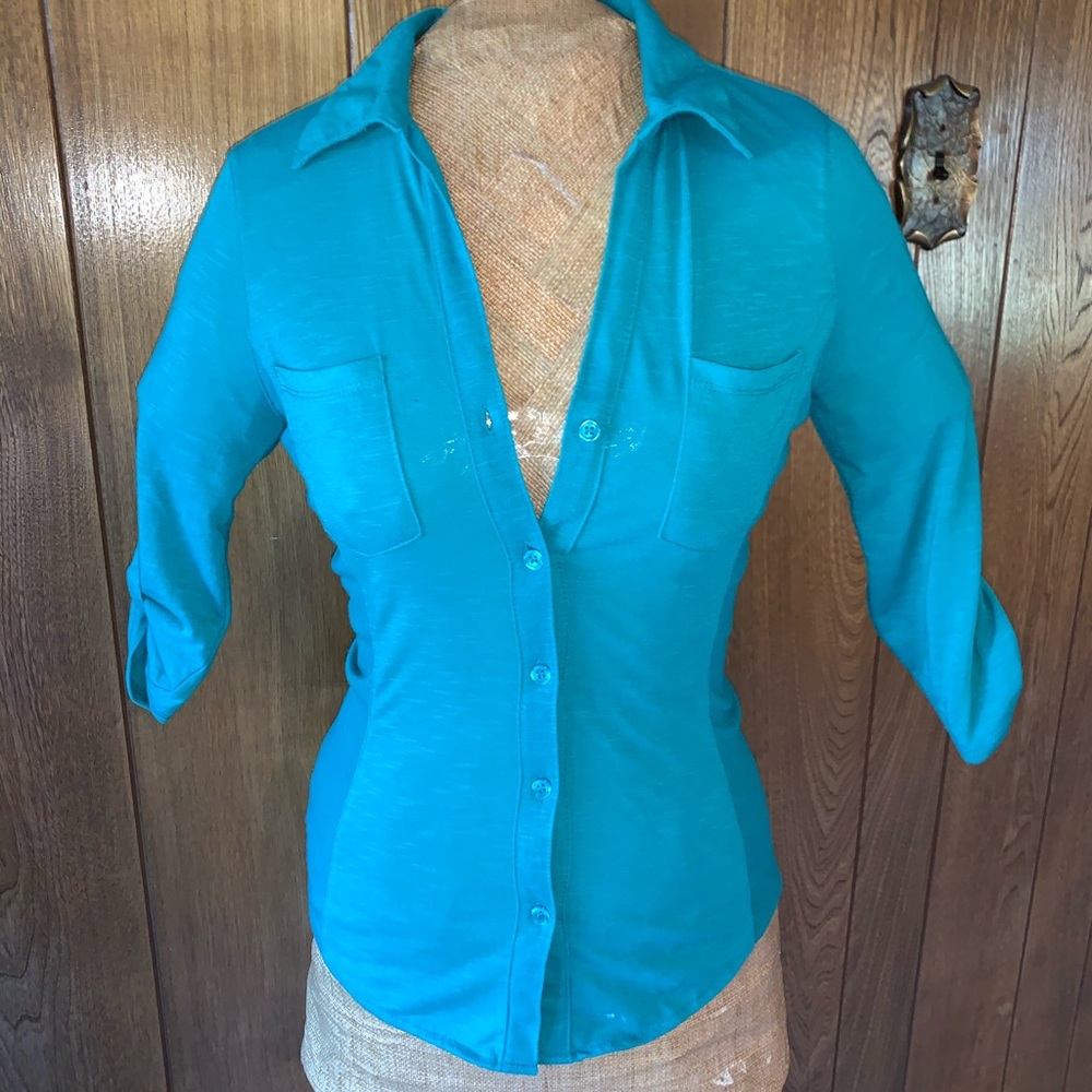 Lightweight 3/4 sleeve button up t shirt